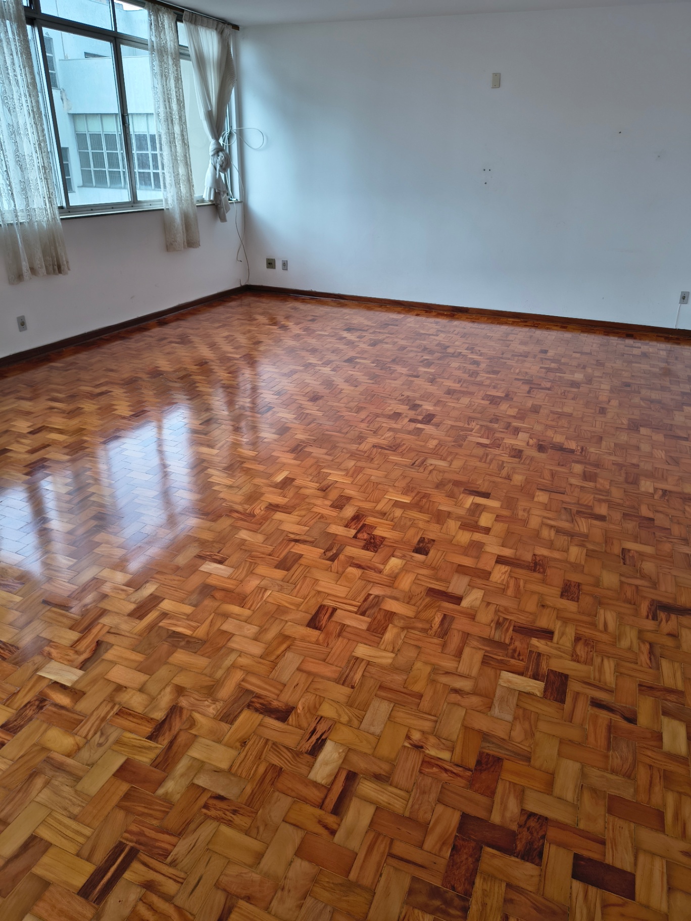 Sala ampla com taco xadrez restaurado e brilhante
