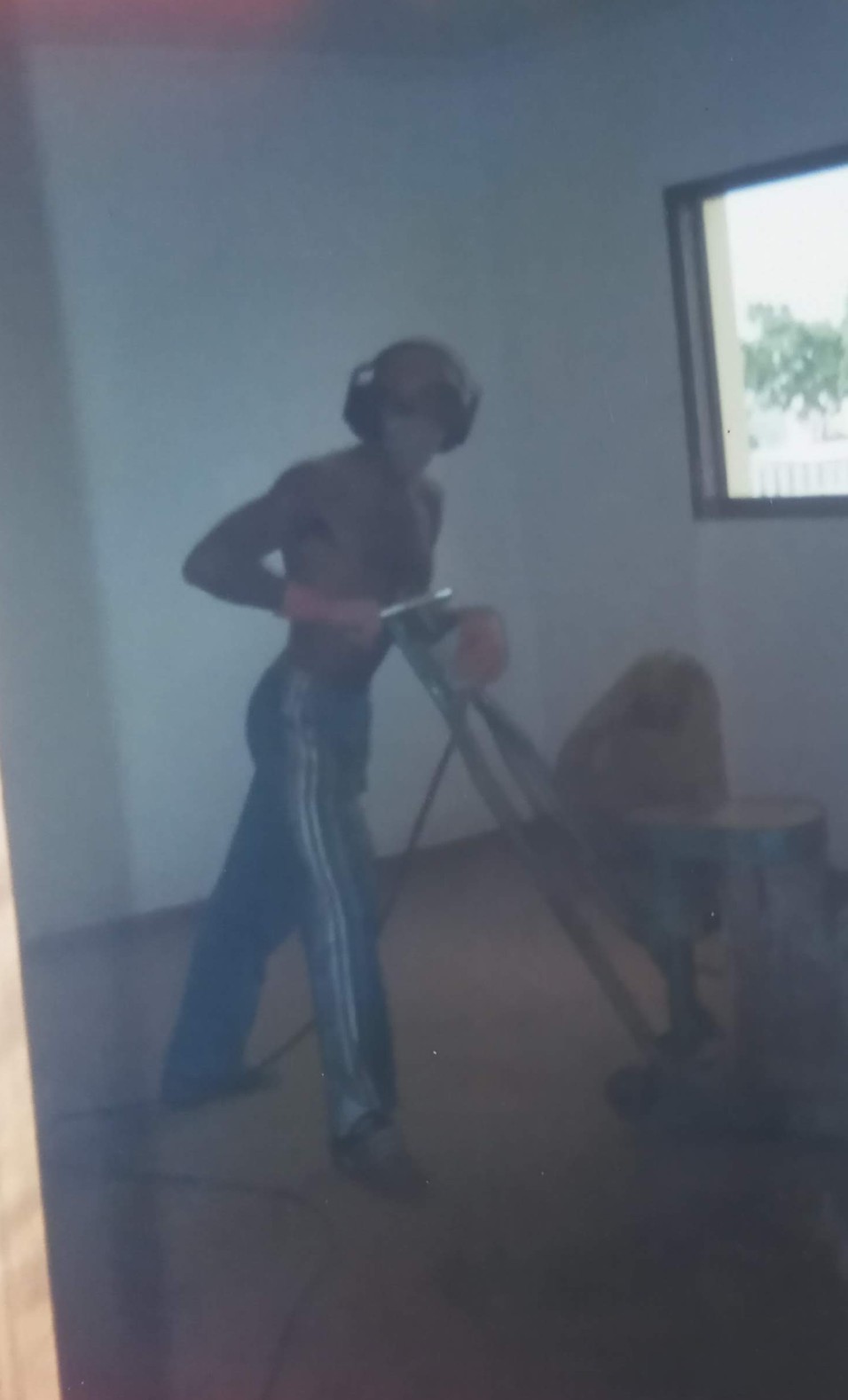 Operador trabalhando na raspagem do piso de madeira nos primeiros anos de aprendizado