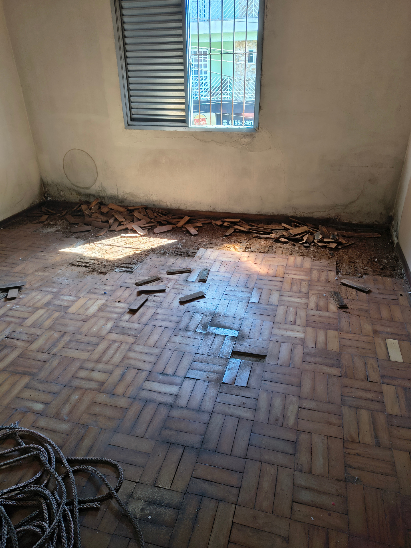 Piso de taco desgastado antes da restauração